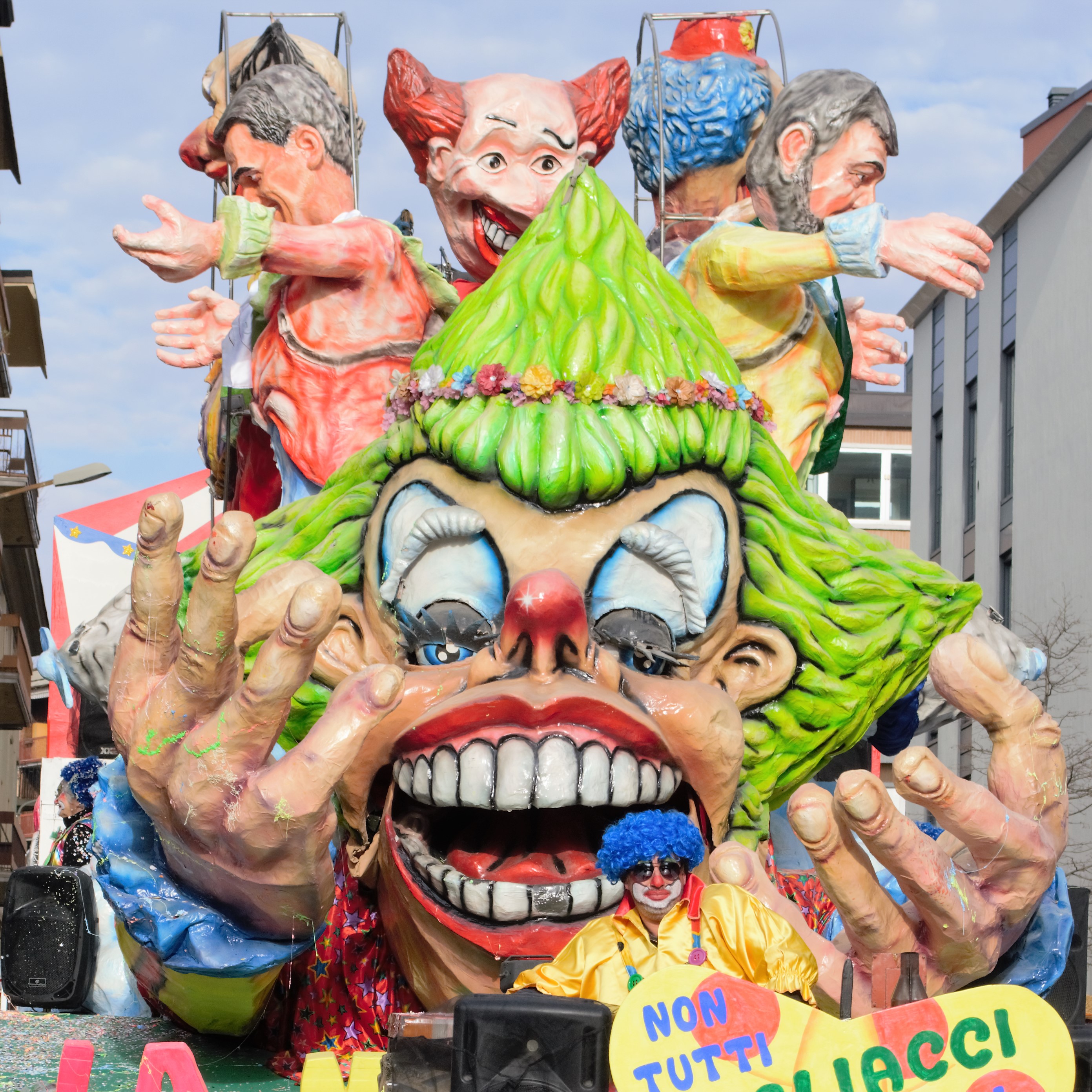 LA MASCHERA Non tutti i pagliacci si trovano al Circo